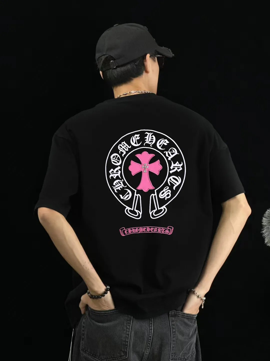 P170 Chrome Hearts CH Cross 26SS New product is hot at the same time💥 Early spring classic style Colorful double cross on the chest 🪡 Embroidery Large logo cross on the back Horseshoe and leather willow ding Sanskrit ✝️🪡 Embroidery Round neck short-sleeved T-shirt, a popular style, a style that both men and women like, the same style for men and women, 100% chance of turning heads when you wear it when you go out! It’s all about being handsome. The designer’s classic sense is precisely grasped. The whole piece of clothing is heavy. Industrial washing process. Ready-made garments are dyed + sprayed for a horse effect. The double-wash process is very recognizable. It uses heavy washing to make it distressed. The edges of the patch are slightly rolled and naturally distressed. It has a three-dimensional sense of layering and a little damage. It is very visually lethal. It adheres to Kroxin's consistent rough style. The chest and back are large, and the horseshoe flower printed patch pattern is embroidered and decorated. It is also decorated with silver metal engraved distressed buttons. The classic elements full of brand recognition instantly enhance the overall sense of grade and specification. Its texture is quite high-end! The overall feeling is high-end, simple and elegant, with silver hardware accessories, a full set of customized accessories, and the pattern of the entire dress is all decorated with patchwork three-dimensional embroidery technology, which is the finishing touch of the entire dress. The design on the back is even more eye-catching! ! This full back is so cool, it’s full of design, and the overall upper body style highlights fashion and individuality. Wearing it together as a couple is even more popular on the street. I recommend the early autumn sweatshirt! ! The fabric is a unique 320g 100% cotton, which is skin-friendly, breathable, warm to the touch, has a strong texture, and has smooth lines. It can be called a back killer, which has very strict requirements on craftsmanship and cost. The smooth neckline, flat cuffs and hems, the stitches are large and tight, tight and orderly, and the details are perfect. The consistent OS version can be worn alone or layered. It is very casual, but very iconic! It is simply the flagship of high-end trendy brands and must be included in your wardrobe. It has the American fashion spirit of freedom and individuality, and is highly recognizable and stylized! Color: Black White Size: S-XL Size chart: S: Shoulder width 50-Bust 56-Length 70 M: Shoulder width 52-Bust 57-Length 72 L: Shoulder width 54-Bust 59-Length 74 XL: Shoulder width 56-Bust 62-Length 76